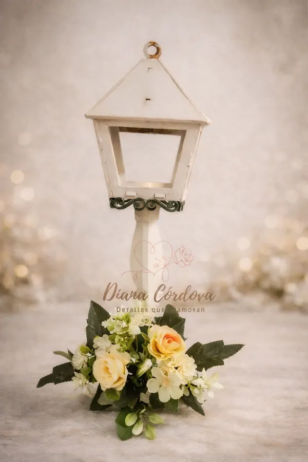 Farol decorativo con flores para eventos — Novedades Diana Comalcalco