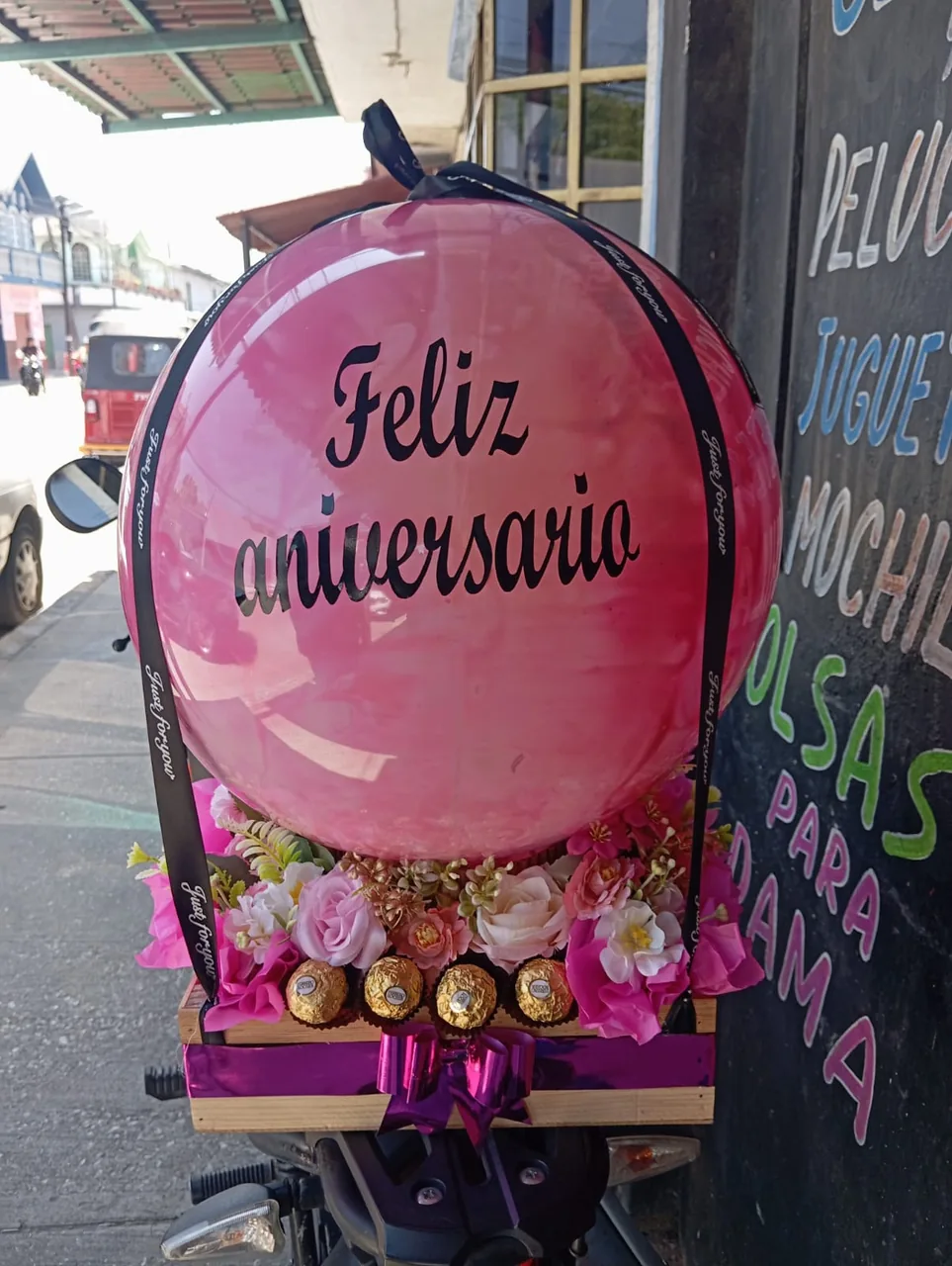 Entrega de globo personalizado de aniversario — Novedades Diana Comalcalco